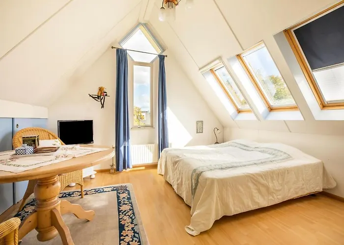 בית נופש Comfy In With French Balcony