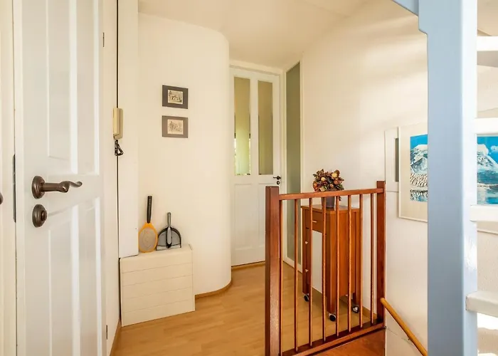 בית נופש Comfy In With French Balcony